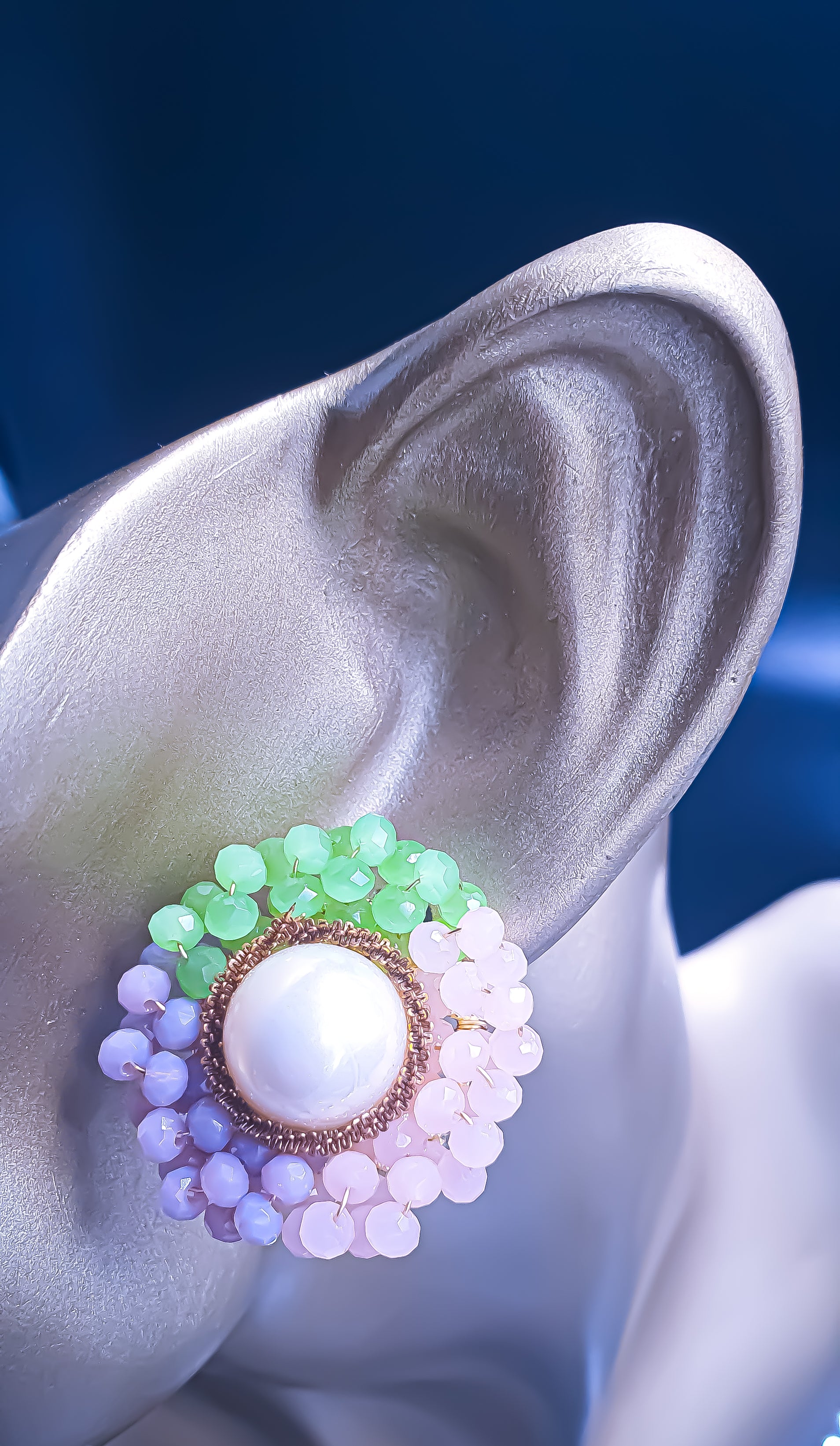 Enjoy the floral-inspired elegance of Raani's Floral Delight Earrings, featuring faux pearl and crystal flower shaped studs. The intricate detailing of glass pearls surrounded by shimmering glass crystals brings a charming blend of elegance and grace.